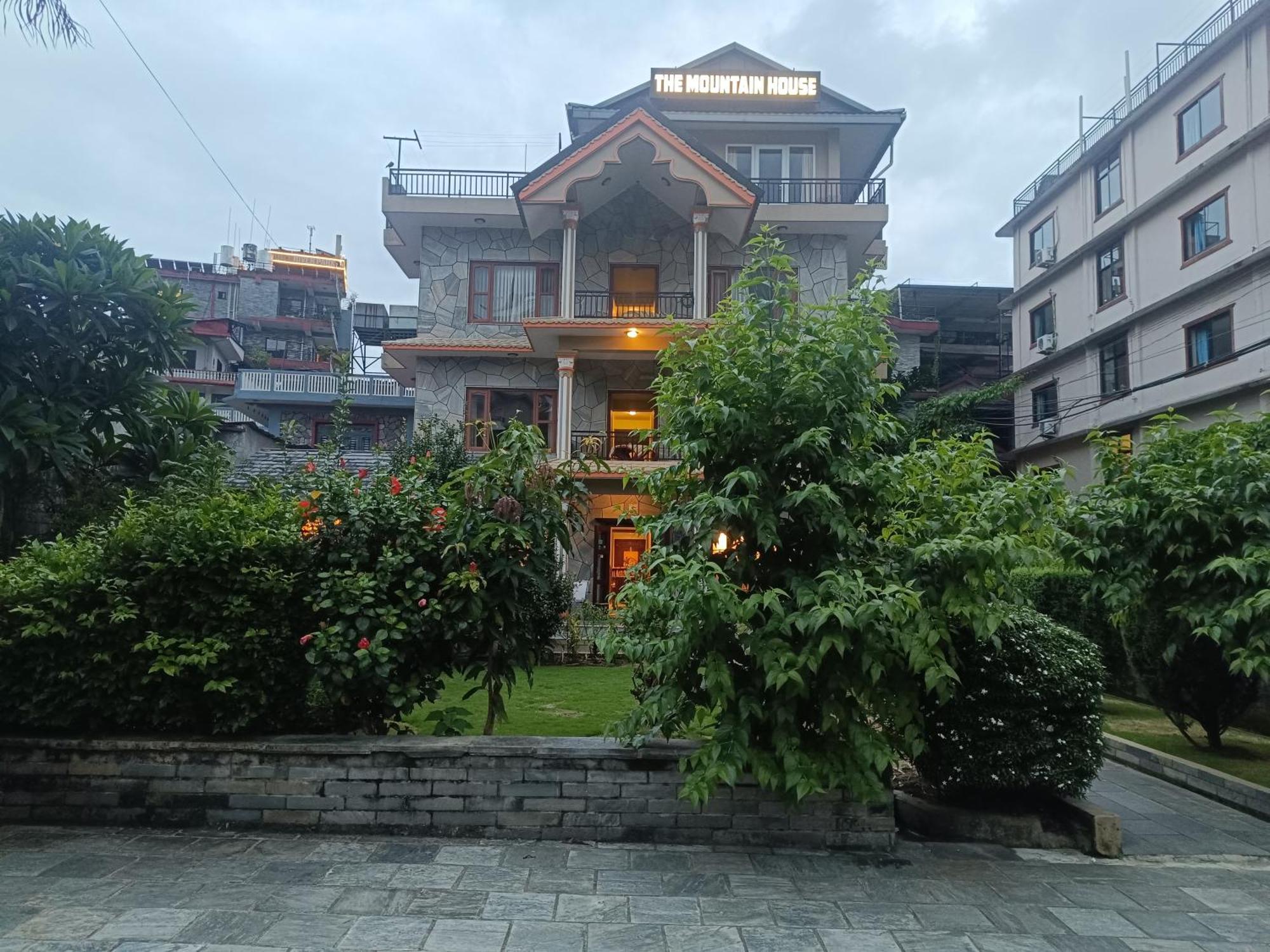 The Mountain House Hotel Pokhara Buitenkant foto